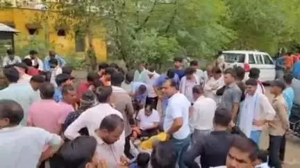 बारां: भंवर गढ़ में करंट लगने से बिजली निगम के संविदा कर्मी की हुई मौत, उचित मुआवजे को लेकर ज़िला अस्पताल के बाहर प्रदर्शन जारी
