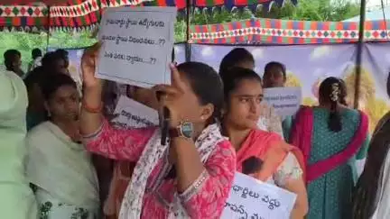గ్రామ సర్వేయర్ల సమస్యలను పరిష్కరించాలని విజయవాడ ధర్నా చౌక్ వద్ద ఆందోళన