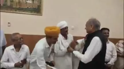 जोधपुर: पूर्व मुख्यमंत्री अशोक गहलोत ने सर्किट हाउस में आम जनता से की मुलाकात, समस्याएं सुनकर दिया आश्वासन