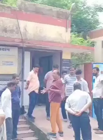 अलवर: शिवाजी पार्क में तेज रफ्तार कार की टक्कर से दंपति की हुई मौत, ज़िला अस्पताल में पुलिस ने शवों का करवाया पोस्टमार्टम