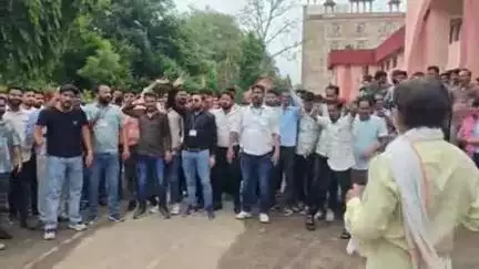 लाडपुरा: MBS के संविदा कर्मचारियों ने बकाया वेतन की मांग को लेकर किया जोरदार प्रदर्शन, 2 घंटे का कार्य बहिष्कार किया