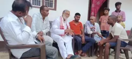 बांसडीह: हालपुर में सड़क हादसे में 5 वर्षीय बालक की मौत के बाद पूर्व विधायक शिवशंकर चौहान ने परिजनों से मिलकर बढ़ाया ढाढ़स