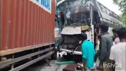 मिहींपुरवा: खपरा वन चौकी के पास हाईवे पर कंटेनर और बस में हुई टक्कर, बस चालक हुआ घायल