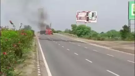 फुलेरा मु. सांभर: जयपुर अजमेर NH-48 मौखमपुरा के पास केमिकल से भरा टैंकर पलटा, चालक जिंदा जला