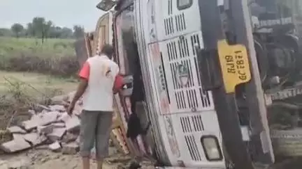 मारवाड़ जंक्शन: मारवाड़ जंक्शन बिठौड़ा निर्माणाधीन सड़क पर दलदल के कारण पलटा ट्रक, चालक ने कूदकर बचाई जान