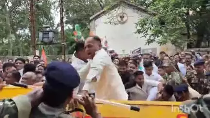 दुर्ग: कांग्रेस के कार्यकर्ताओं ने युक्तियुक्तकरण को लेकर जिला शिक्षा विभाग कार्यालय का किया घेराव