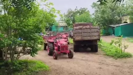 बड़वानी: बड़वानी: खनिज विभाग की बड़ी कार्रवाई, अवैध रेत परिवहन करते 10 ट्रैक्टर ट्रॉली जब्त