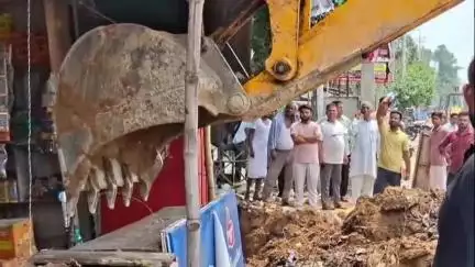मैनपुरी: जेल चौराहे पर अवैध अतिक्रमण पर प्रशासन का बुलडोजर चला, प्रशासन और पुलिस रही मौजूद