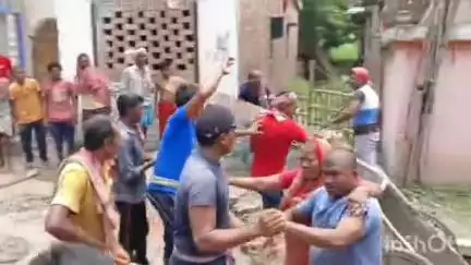 মানিকচক: রাস্তা নির্মাণকে কেন্দ্র করে শঙ্করটোলায় গ্রামবাসীদের সাথে ঠিকাদার সংস্থার লোকদের সংঘর্ষ, দোকানে ভাঙচুর