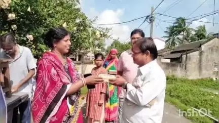 বর্ধমান ২: মুখ্যমন্ত্রীর নির্দেশ অনুযায়ী বর্ধমান দুই ব্লকের পুতুন্ডা এলাকায় ২২০জন কে জগন্নাথের মহাপ্রসাদ বিতরণ করা হলো