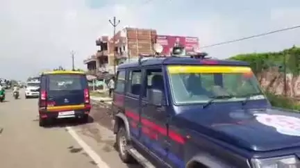 अकबरपुर: रनिया में हाईवे किनारे बनाई गई अवैध दुकानों पर चला बुलडोजर, लगभग दो दर्जन दुकानें की गईं ध्वस्त