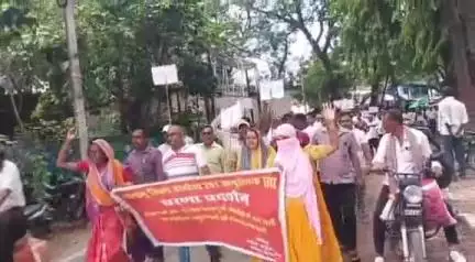 मेदिनीनगर (डालटनगंज): पलामू: बर्खास्त 251 अनुसेवकों ने समायोजन की मांग को लेकर किया प्रदर्शन, दो दिवसीय आंदोलन शुरू