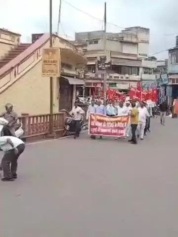 अलवर: बस स्टैंड रोड स्थित एटक कार्यालय से नए श्रम कानूनों के विरोध में निकाली गई रैली, होप सर्कस पर हुई सभा