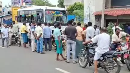 சிதம்பரம்: வண்டிகேட்பகுதியில் வேன் விபத்தில் வருவாய் துறை ஊழியர்கள் 7 பேர் காயம் ரண, எம்எல்ஏ நேரில் பார்த்து ஆறுதல்