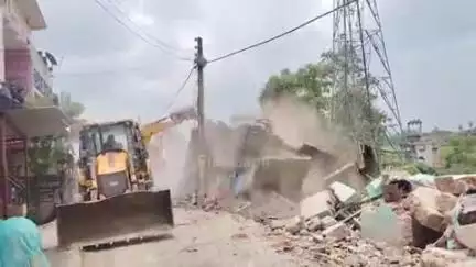 रहुई: धमौली बाजार में प्रशासन ने भारी सुरक्षा के साथ अतिक्रमण की दुकानों को कराया मुक्त