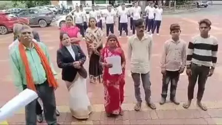 शाहपुरा: घर में घुसकर परिवार से मारपीट, बदमाश ने लगाई आग, मेहरा समाज ने एसपी को सौंपा ज्ञापन