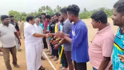 பாப்பிரெட்டிபட்டி: சில்லாரஅள்ளி  மாவட்ட அளவிலான கிரிக்கெட் போட்டியில் எம்எல்ஏ கோவிந்தசாமி துவக்கி வைத்தார்