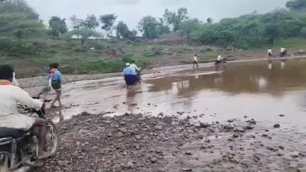 बड़वानी: ग्राम देरवालिया में जान जोखिम में डालकर नदी के बहते पानी से निकलते हैं ग्रामीण के समाधान की दरकार#jansamasya