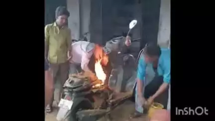 रामसनेही घाट: भिटरिया चौराहे में अचानक शार्ट सर्किट से स्कूटी में लगी आग, कड़ी मशक्कत से आग पर पाया गया काबू