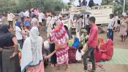 मंडला: देवगांव में सड़क निर्माण कंपनी की लापरवाही से घरों में घुसा पानी, लोगों ने सड़क जाम कर किया प्रदर्शन