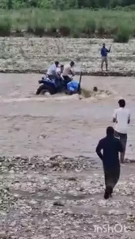 बेहट: सहसरा की नदी पार करते समय तेज पानी में ट्रैक्टर व तीन लोग फंसे