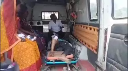 नौगढ़: लौवाऱी में अनियंत्रित होकर पलटी टेम्पो, 4 लोग गंभीर रूप से घायल, ट्रामा सेंटर रेफर