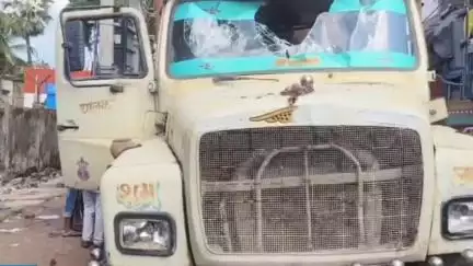 चिरैया: ढाका में ट्रक की चपेट में आने से बाइक सवार महिला की हुई मौत