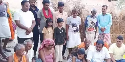 बांसडीह: बांसडीह कस्बे में नाली और सड़क निर्माण के लिए किया गया भूमि पूजन, लोगों ने अध्यक्ष सुनील सिंह को धन्यवाद ज्ञापित किया