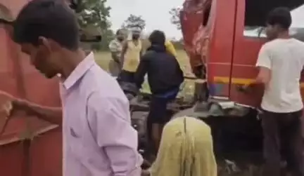 मोहखेड़: मोहखेड़ में ट्रक पलटने से दो टुकड़े, ₹7 लाख के आम लूटे, वीडियो वायरल