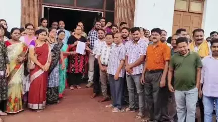 ସୋନପୁର: ଜିଲ୍ଲା ଅମଲା ସଂଘ ଜିଲ୍ଲା ଶାଖା ପକ୍ଷରୁ ଜିଲ୍ଲାପାଳଙ୍କ କାର୍ଯ୍ୟାଳୟ ରେ ଅତିରିକ୍ତ ଜିଲ୍ଲାପାଳଙ୍କୁ ଦାବିପତ୍ର ପ୍ରଦାନ