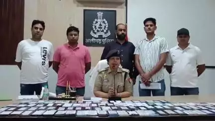 कोल: अलीगढ़ पुलिस ने खोये-चुराए ₹17 लाख के 95 मोबाइल किए बरामद, एसपी क्राइम ने पुलिस लाइन में स्वामियों को सौंपे