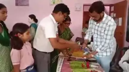 बेरमो: फुसरो के राजकीय मध्य विद्यालय न्यू भागलपुर में बच्चों के बीच कीट का वितरण किया गया