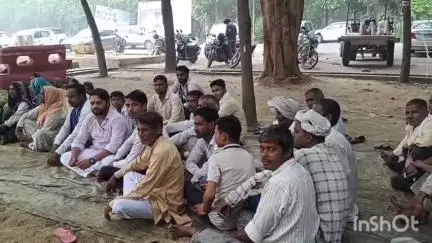 बागपत: अवैध कब्जे को हटाने को लेकर ग्रामीणों और भीम आर्मी पार्टी के कार्यकर्ताओं ने DM कार्यालय पर धरना प्रदर्शन किया
