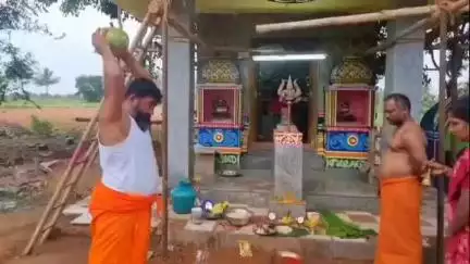 திருப்பத்தூர்: அச்சமங்கலம் கிராமத்தில் முத்துமாரியம்மன் சாமி வந்து கோழியை வாயால் துண்டு துண்டாக கடித்து துப்பிய பெண்