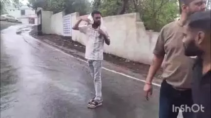 कटनी नगर: चंचलानी हत्याकांड: सरेंडर से पहले आरोपियों ने थाने के बाहर बनवाई वीडियो, मूछों पर ताव देते हुए हुए वायरल
