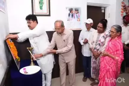 धमतरी: कलेक्ट्रेट में महापौर ने मीसा बंदियों और उनके परिजनों का किया सम्मान
