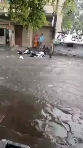 झांसी :पठोरिया के पास एक पुलिया है जिसकी वजह से पानी का निकास बंद है जिसकी वजह से भारी जल भराव हो रहा है। नगर निगम के जितने अधिकारी पदाधिकारी इस वीडियो को देखतें ही समस्या का समाधान करने की कृपा करें।#jhansinagarnigam#jhansi#rain#pwdjhansi