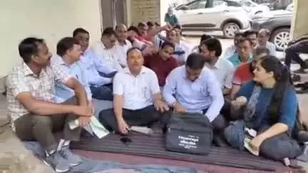 पंचकूला: जिला सचिवालय के बाहर द रेवेन्यू पटवार एवं कानूनगो एसोसिएशन पंचकूला ने अपनी मांगों को लेकर किया धरना प्रदर्शन