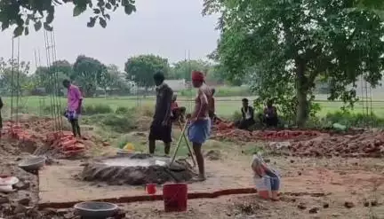 सगड़ी: बैजाबारी के ग्राम प्रधान पति ने आरआरसी सेंटर निर्माण कार्य में अवरोध का लगाया आरोप, उच्च अधिकारियों से लगाई गुहार