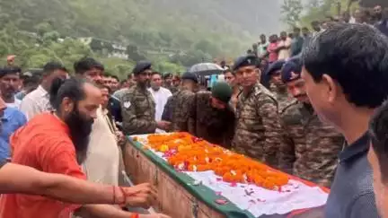 टिहरी: शहीद सेना के जवान का पार्थिव शरीर उनके पैतृक कंडारी गांव पहुंचा, कोटेश्वर घाट में सैन्य सम्मान के साथ दी गई अंतिम विदाई