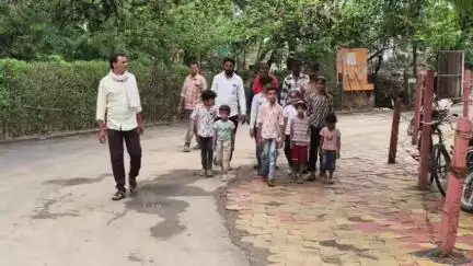 बीना: ग्राम लखाहार से सिरचोपी के बीच अधूरा पुल, ठेकेदार ने छोड़ा, ग्रामीण बच्चों संग तहसील पहुंचे