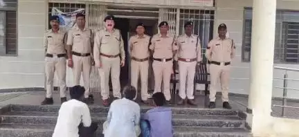 इछावर: दोराहा पुलिस की कार्रवाई: बुगली में युवकों से मारपीट मामले में तीन आरोपी गिरफ्तार