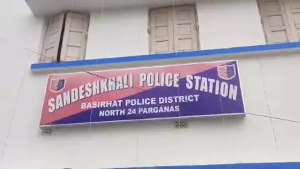 সন্দেশখালি ২: ধামাখালি এক অবৈধ মাটি ব্যবসায়ীকে আটক করল সন্দেশখালি থানার পুলিশ