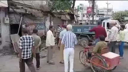 जबलपुर: ओमती थाना क्षेत्र घंटाघर चौक पर बारिश से दो दुकानों के छज्जे गिरे, बड़ी दुर्घटना टली