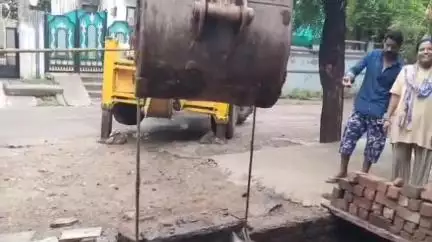 मंदसौर: वार्ड क्रमांक एक किटियानी में नाले में गिरा सांड, नगर पालिका ने जेसीबी से कड़ी मशक्कत के बाद निकाला