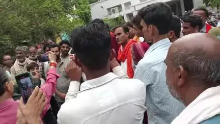 Bajarra me Bima ki chalti Hui lekhpal ne kiya ghotala