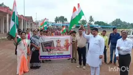 धमतरी: आपातकाल की 50वीं वर्षगांठ पर एकलव्य खेल मैदान से गांधी चौक तक निकाली गई तिरंगा रैली