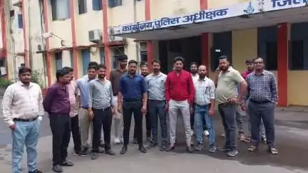 मंदसौर: रेलवे स्टेशन रोड पर फाइनेंस कंपनी ऑफिस में AC लगाते समय दीवार में छेद होने पर मारपीट, कार्रवाई की मांग