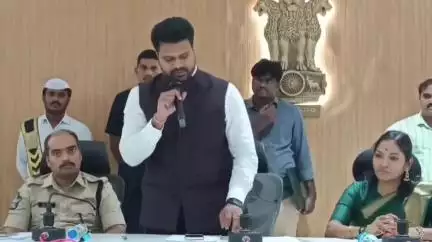 యోగాంధ్రలో వృక్షాసన భారీ మానవహారం యోగాసనలో కోనసీమకు ప్రపంచ బుక్ ఆఫ్ రికార్డు అవార్డు: అమలాపురంలో కలెక్టర్ మహేష్