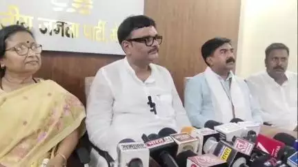 मैनपुरी: भोगांव रोड स्थित भाजपा कार्यालय पहुंचे कन्नौज के पूर्व सांसद सुब्रत पाठक ने पत्रकारों से वार्ता में सपा पर साधा निशाना